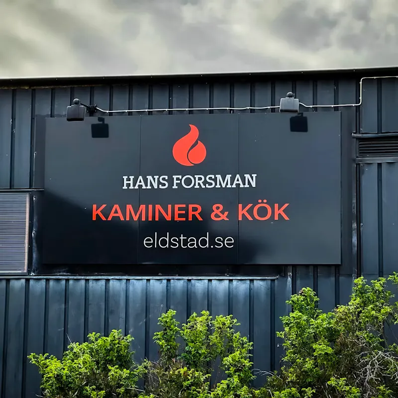 Stor plåtskylt monterad på en fasad